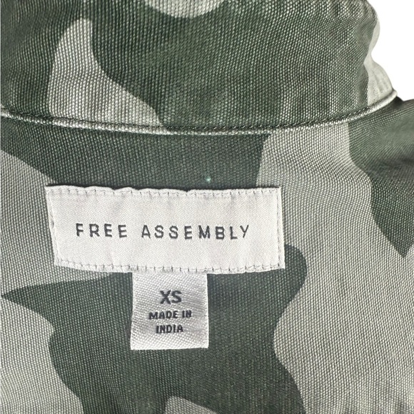 Free People Men’s XS Sage Green Camo Button-Up Denim Shirt - Picture 7 of 13